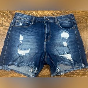 CELLO distressed women’s jean shorts - Size: XL